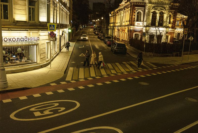 Гагаринский переулок, ночь, Гоголевский бульвар, переход, пешеходы, Москва Гагаринский переулокphoto preview