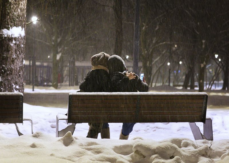 чб фото, городские картинки, жанровое фото, уличный портрет, двое , москва Двое и Город. Ко дню всех влюбленныхphoto preview