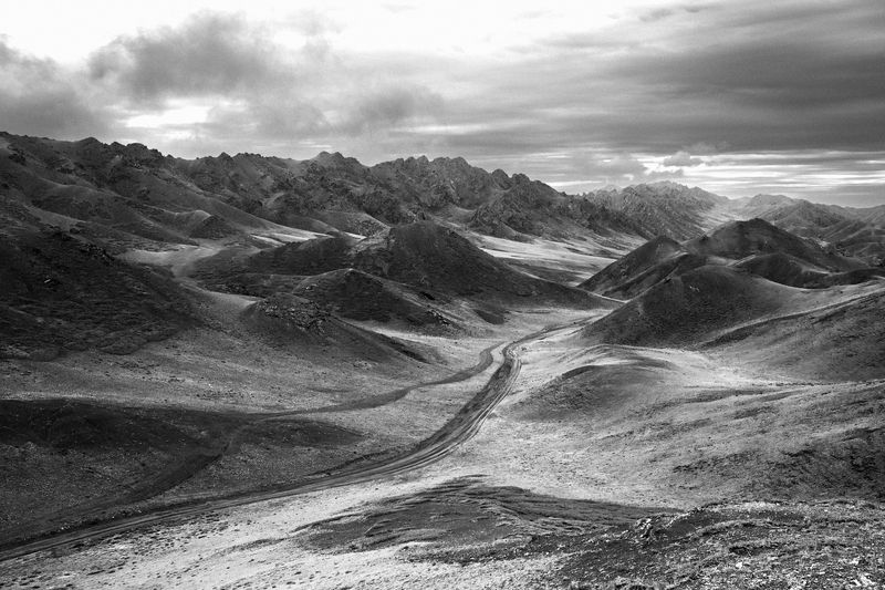 #nomadland #documentary #documentaryphotography #scenery #mongolia #travel #mountains #passage #gobi #desert \
