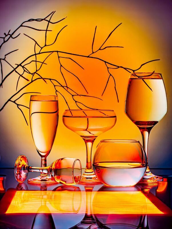 напиток, бокал, посуда, бокалы, для напитков, для бара, бокал для вина, для коктейлей, контейнер, ваза, бокалы для шампанского, алкоголь, апельсин, искусство, на столе стоит группа бокалов для вина. Оранжевое.photo preview