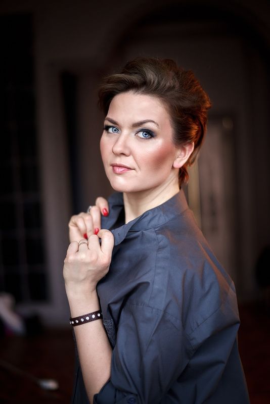 Beautiful girl in the studiophoto preview