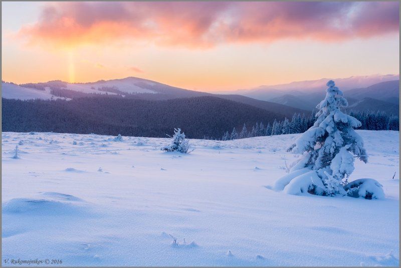 Горы, Зима, Карпаты, Кукул, Рассвет, Украина Световой столбphoto preview