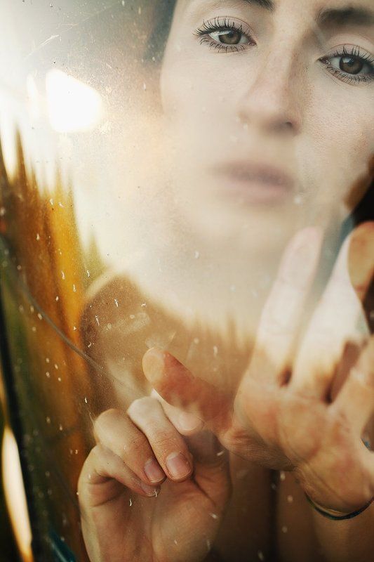 глаза, девушка, руки, тепло Погружениеphoto preview