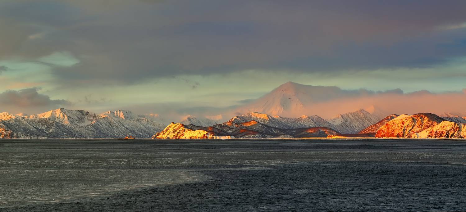 камчатка, зима, берег, тучи, судно, берингово море, вечер, Евгений Паршуков