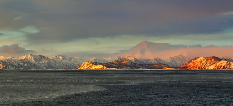 камчатка, зима, берег, тучи, судно, берингово море, вечер розовый вулкан 2 фото превью