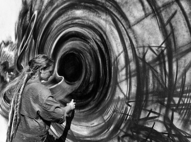 граффити, новый мир, художник, искусство Искусство создает порталы в неизведанную реальностьphoto preview