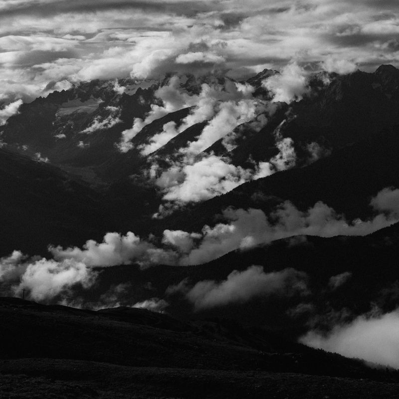 горы, чб, облака  Между небом и землёйphoto preview