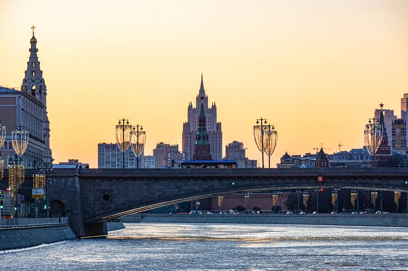 башни Кремль мосты Мид оранжевое небоphoto preview