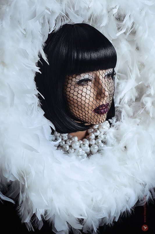 Портрет, украшения, жемчуг, перья, лицо, взгляд,  Жемчуг и перьяphoto preview