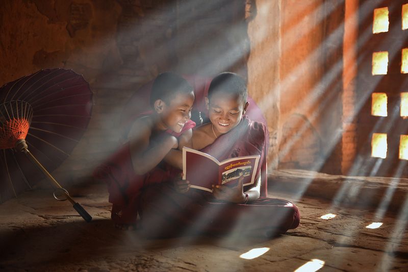 monk,asia,asian,bhudalist.bhudda,myanmar,burma,pray,reading,light,sunlight,raylight,happiness,madalay,travel,culture,jorney, The monkphoto preview