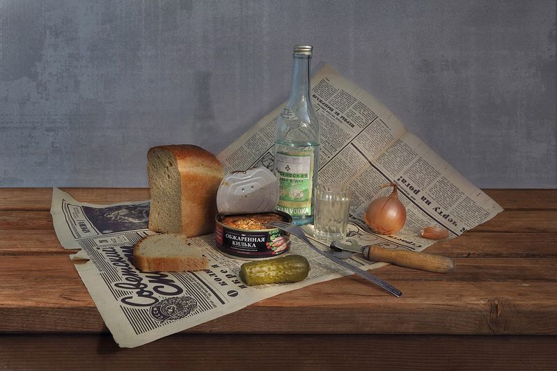 натюрморт,килька,бутылка,хлеб,лук,газета Килька в томатеphoto preview