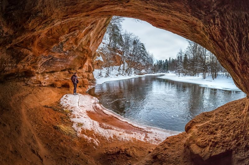 ленинградская область, день, весна, снег, деревья, река оредеж, красный песчаник, обнажения, девон, берег, обрыв, сосны, история, Обнажения девона на реке Оредежphoto preview