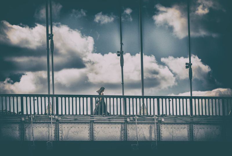 городские картинки, уличное фото, девушка, облака, крымский мост, москва По облакамphoto preview