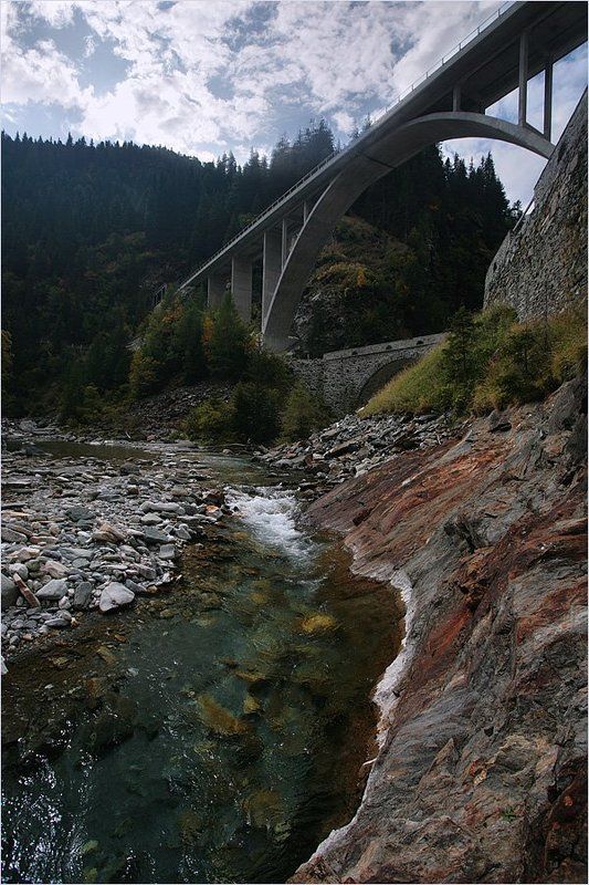 Над  горной рекой и ущельемphoto preview