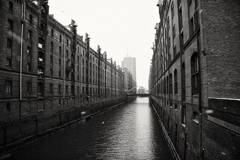 германия, гамбург, город, канал, вода, дом, здание, архитектура, история, склад, порт, окно, зима, dyadyavasya Разрезая массивы городаphoto preview