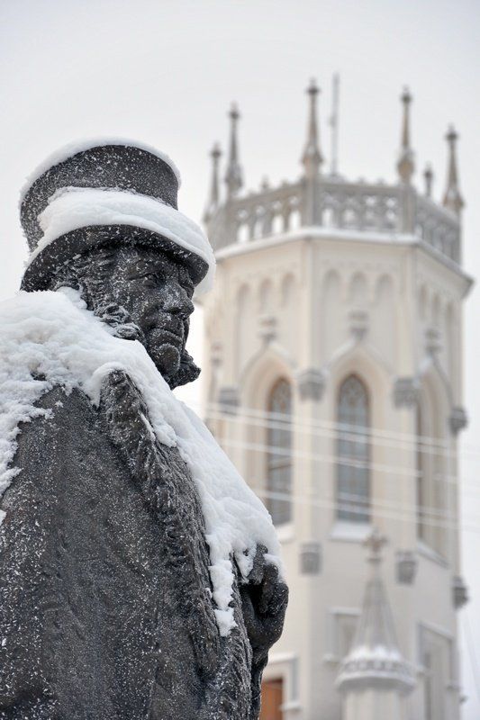 Памятник Пушкину на станции Новый Петергофphoto preview