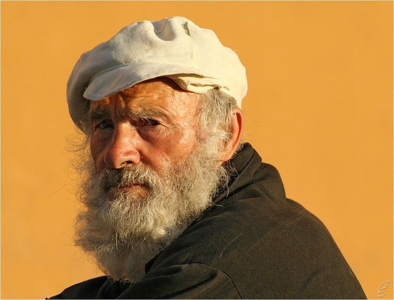 Портрет на желтомphoto preview