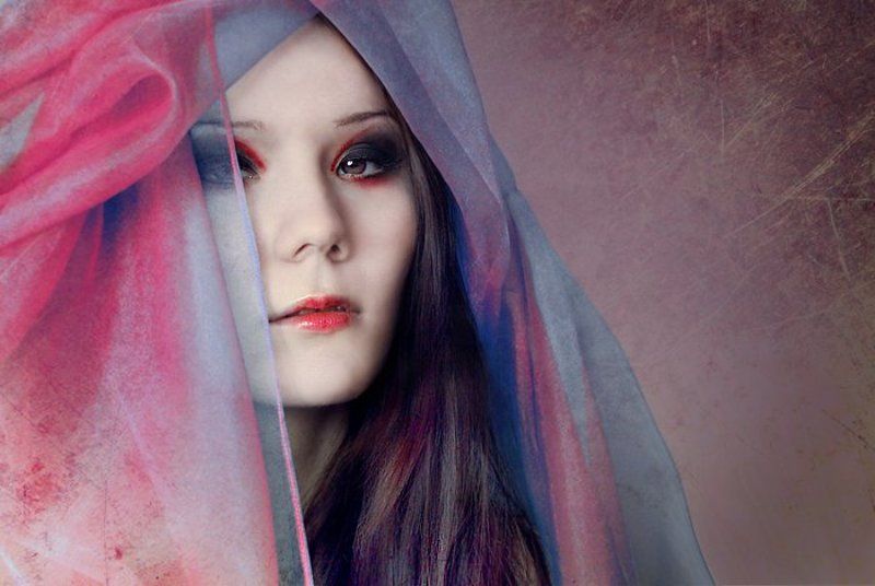 девушка, шаль, птица ...photo preview