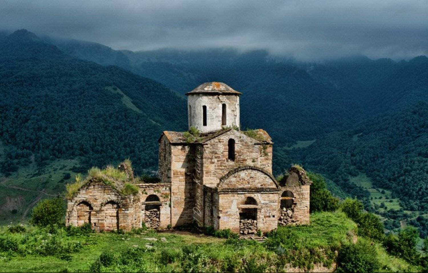 Святые руины. Автор: Динара Кулешова сентинский храм, теберда, кчр, кавказ, горы, развалины, руины, старина, архитектура, храм, церковь, древность, Динара Кулешова