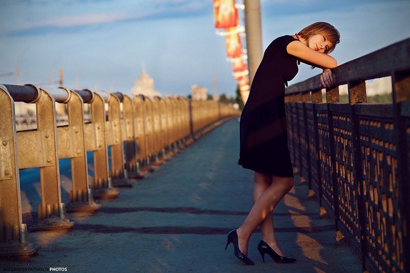 девушка,мост,закат,мысли мыслиphoto preview