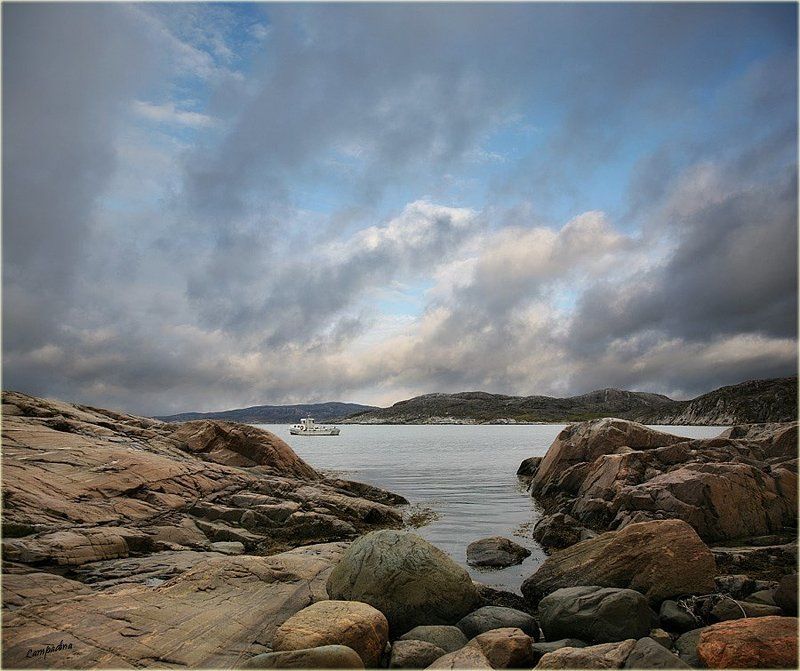 баренцево море, малая немецкая бухта, камни, июнь 2009 Про холодные камни, Баренцево море и белый кораблик фото превью