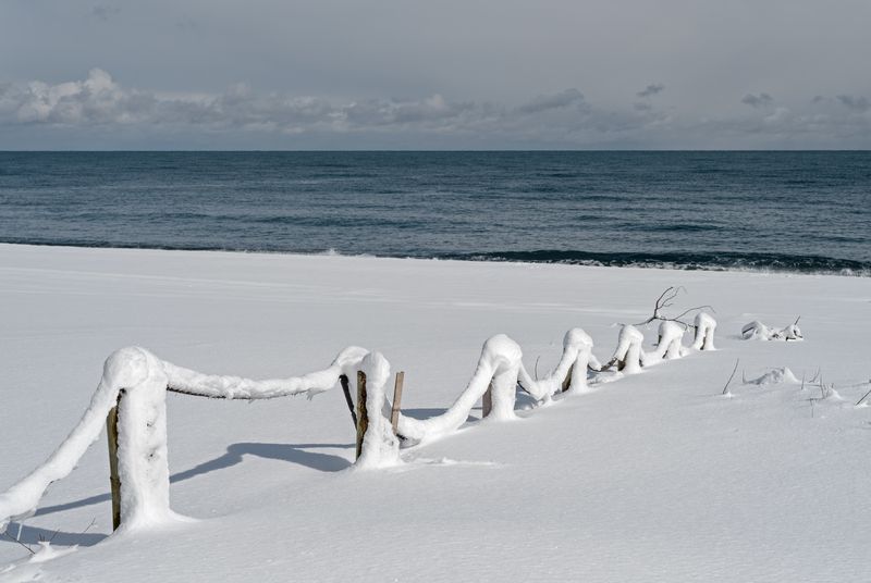 море, снег, канат, берег, горизонт, небо Замело субтропикиphoto preview