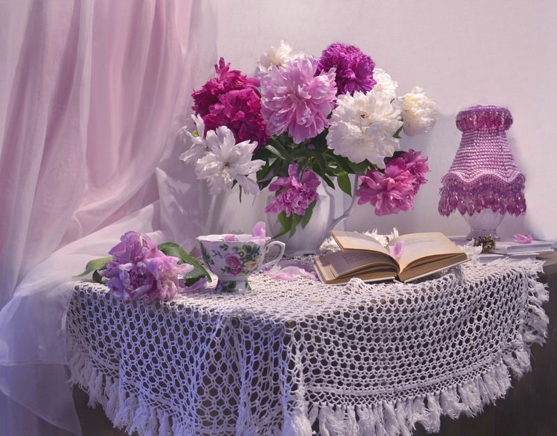 still life, натюрморт, цветы, фото натюрморт, лето, июнь,  фарфор, пионы, лампа, книга, чашка Пионы — самый женственный цветок!photo preview
