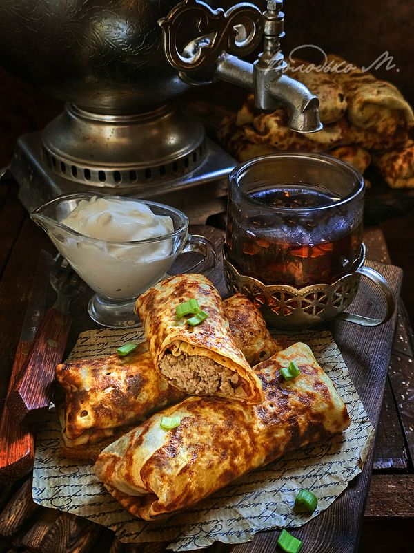 Блины с мясом, сметаной и горячим чаемphoto preview