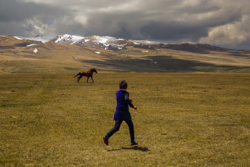 горы, пейзаж, облака, утро, весна Девочка, лошадь и горыphoto preview