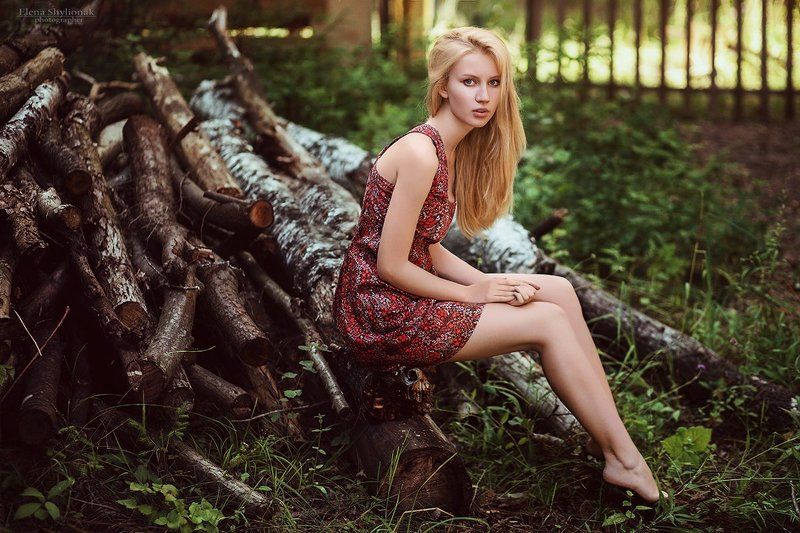 девушка, бревна, село, ретро, деревенский стиль, солнце ***photo preview