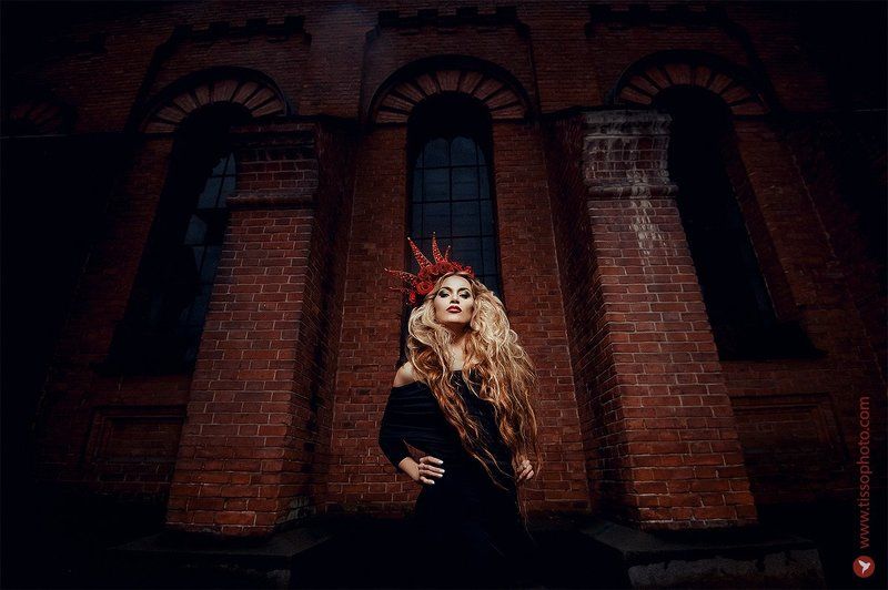 Портрет, девушка, украшения, корона, красота, лицо, цветы, розы, стены ***photo preview