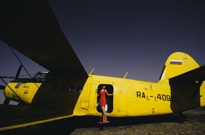 самолет, девушка, желтый Yellowphoto preview