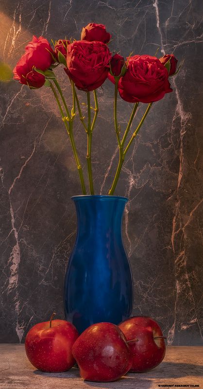 Розы, натюрморт, ваза, яблоки  Розы с яблоками photo preview