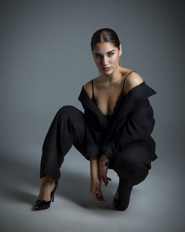 Девушкаphoto preview