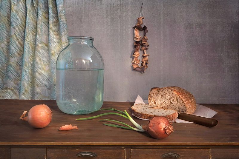 натюрморт,лук,вода,хлеб,занавеска,нож,бумага,грибы сушеные Первый день Великого постаphoto preview