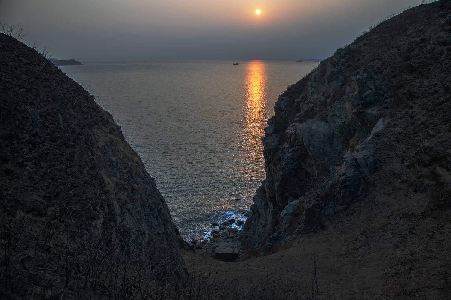 И по-прежнему лучами серебрит простор луна.... Автор: Дмитрий Рудаков , Дмитрий Рудаков