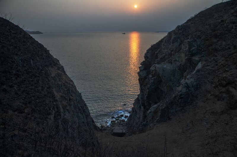 И по-прежнему лучами серебрит простор луна...photo preview