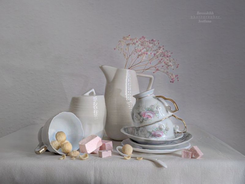 натюрморт,  белый_натюрморт, высокий_ключ, белоенабелом, white_on_white, ваза, цветы, чайные истории, светлый ключ, прованс, фото у окне, весна, фото на телефон Весенний чайphoto preview