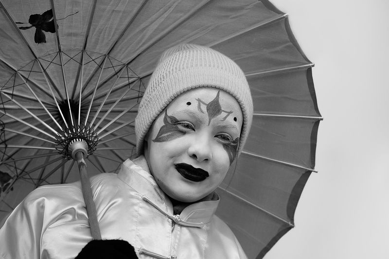 уличный портрет, люди, праздник в городе, зонтики, артисты Зонтикиphoto preview