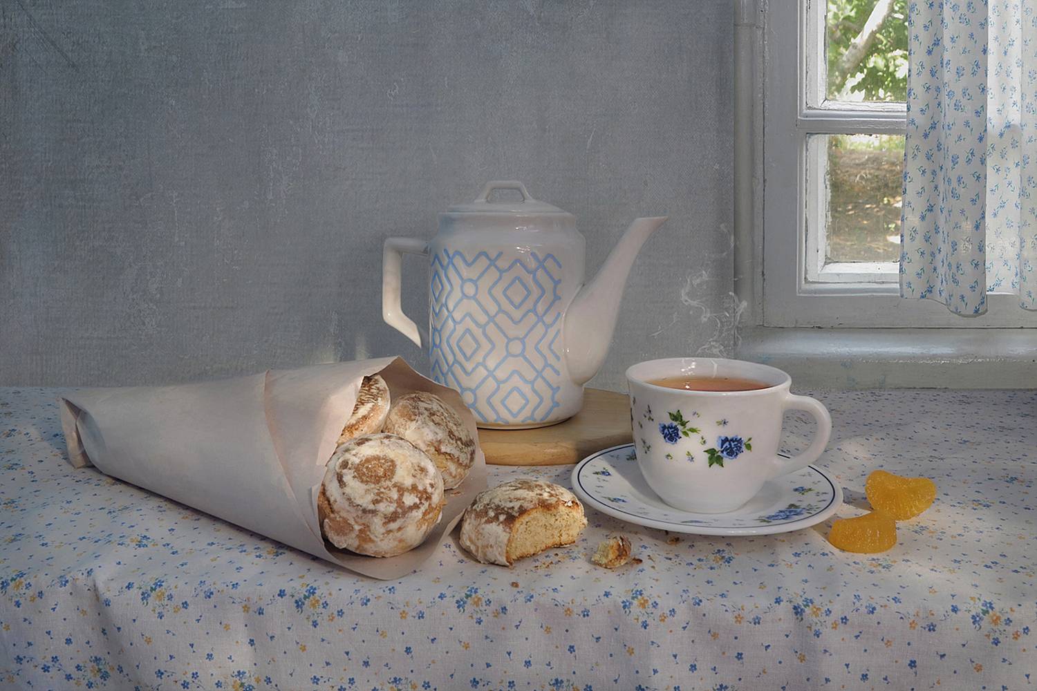 натюрморт,чай,пряники,кулек,окно,, Алла Шевченко