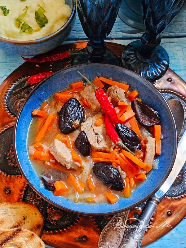 Свинина тушеная с черносливомphoto preview