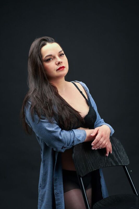 Beautiful girl in the studiophoto preview