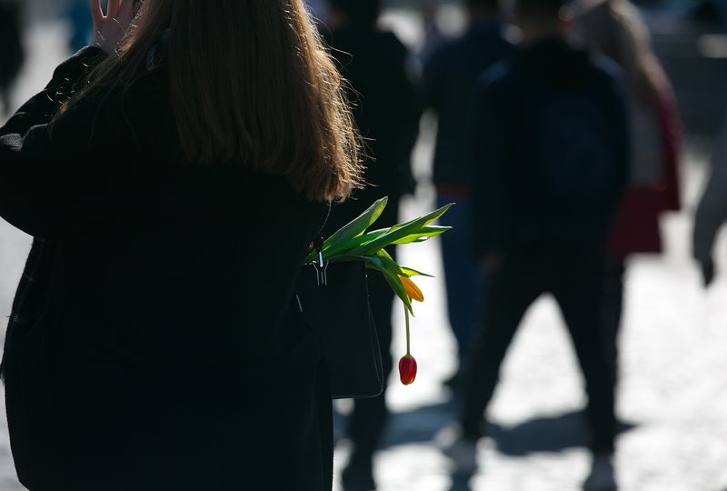 8 марта, весна,  стрит репортаж, городские картинки, праздник, женщины, цветы, москва 8 Мартаphoto preview