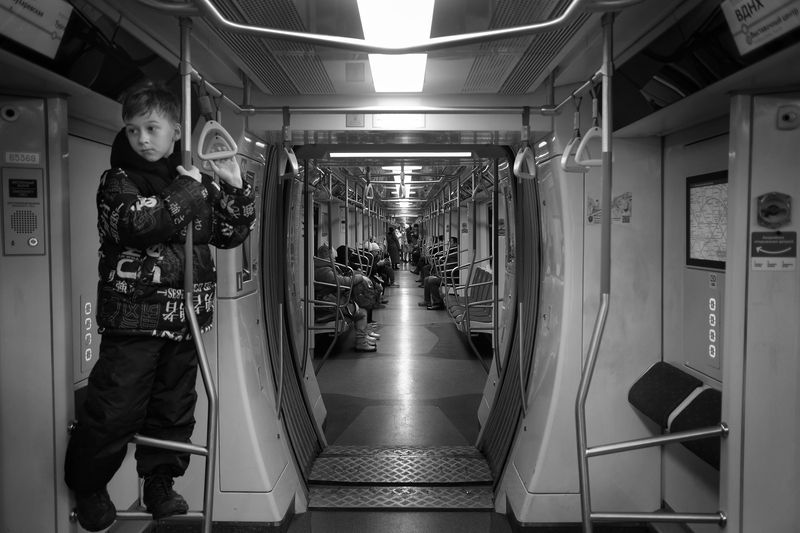 метро, мальчик Я выше остальныхphoto preview