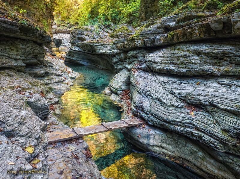 осень каньон ущелье ручей мостик Осень на укромном ручьеphoto preview