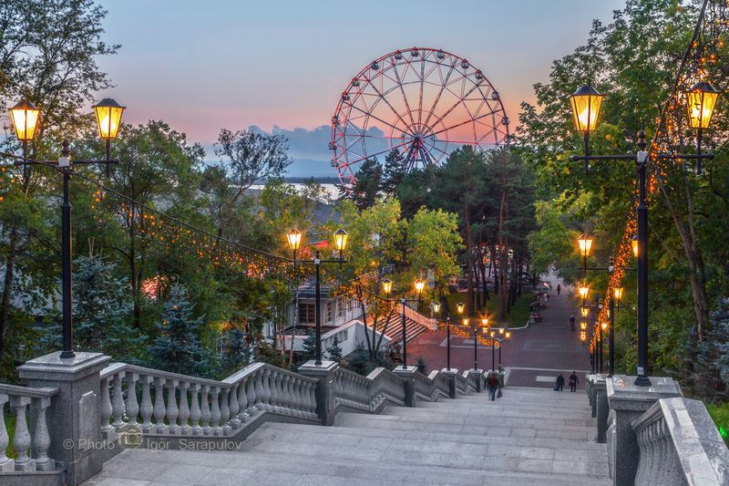 чертово колесо, цпкио, хабаровск, колесо обозрения, дальний восток, городской пейзаж, архитектура, амурская набережная, Лестница в городском парке  Хабаровска фото превью