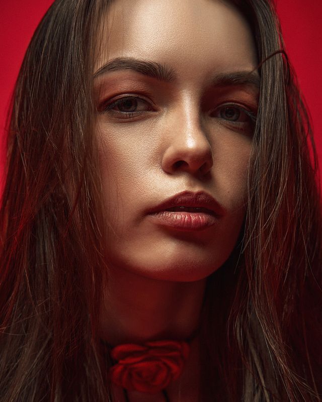 крупный, женский, портрет, на, красном, фоне, клозап, clothe-up Red / 2024photo preview