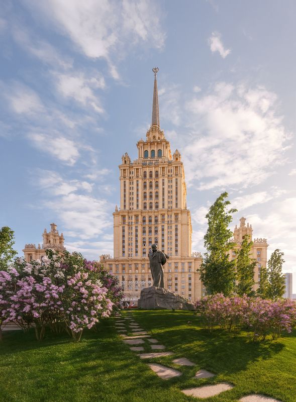 москва, весна, сирень, гостиница украина, radisson collection hotel, архитектура, городской пейзаж, moscow, spring, lilac Сирень около гостиницы \\\