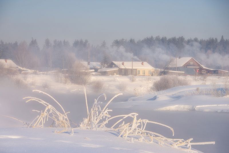 Топят печи на речном берегуphoto preview