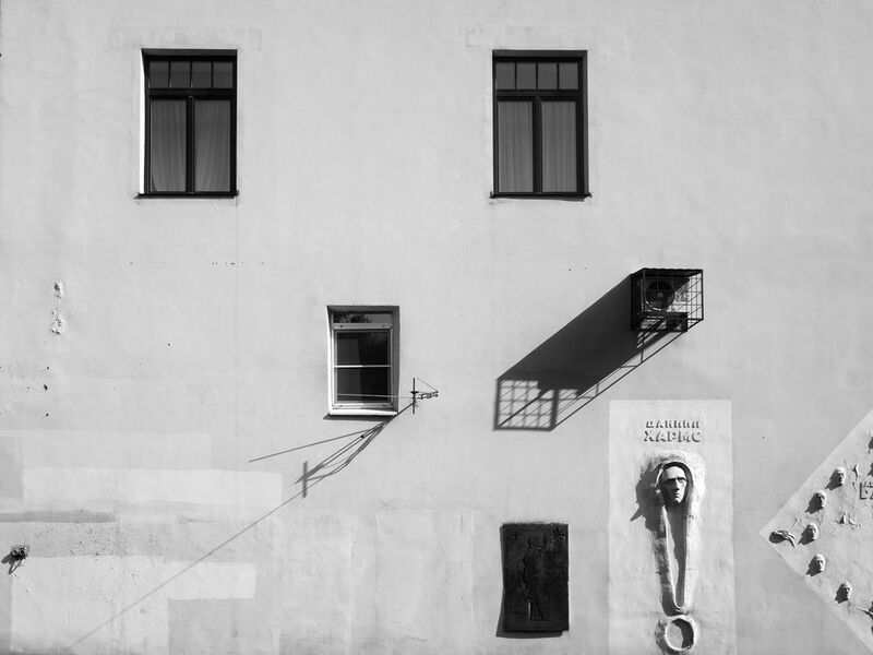 окна, дом, лицо Дом все видит фото превью